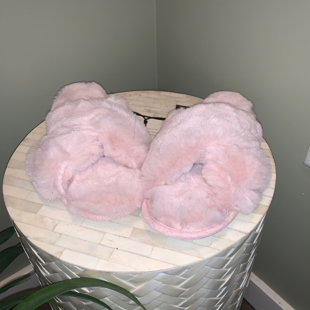 *SOLD OUT @ stores * EXPRESS Fluffy pink slippers